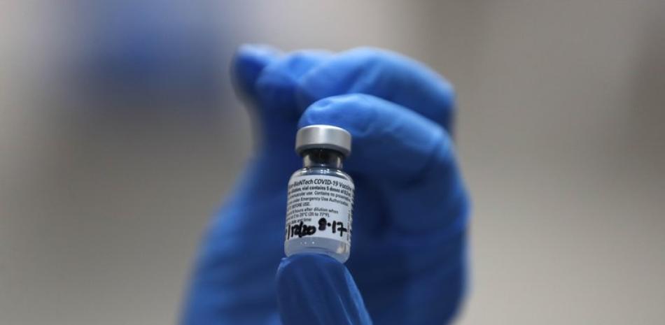 Una enfermera sostiene un vial de la vacuna contra el COVID-19 de Pfizer-BioNTech en el Hospital Guy de Londres, el martes 8 de diciembre de 2020.

Foto: AP/ Frank Augstein