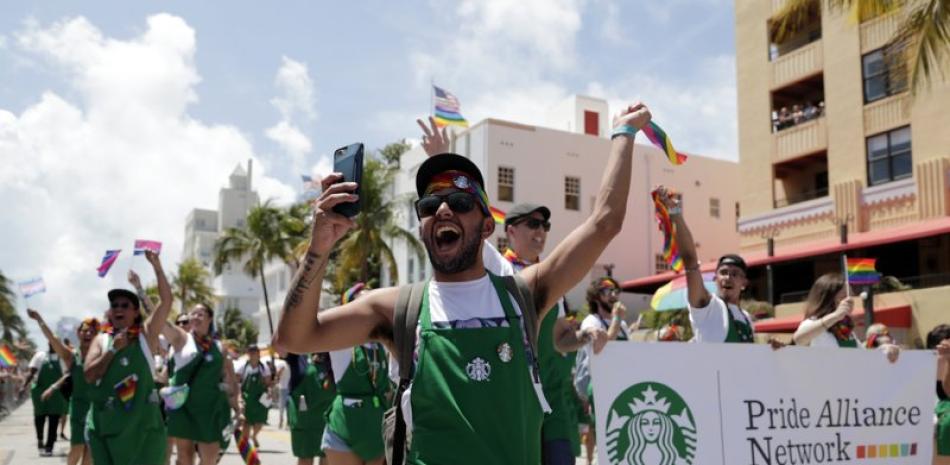 Desfile gay auspiciado por Starbucks en Miami Beach el 7 de abril del 2019. (AP Photo/Lynne Sladky)