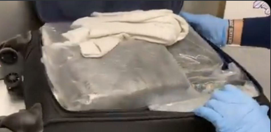 Los paquetes encontrados dentro de la maleta. / Captura de video, Twitter