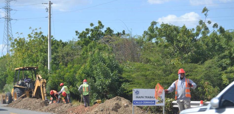 Brigadas del INAPA trabajan en el soterrado de tuberías en la en la comunidad rural Galeón, para la incorporación al nuevo acueducto de sectores de la zona. JOSÉ DICÉN/LISTÍN DIARIO
