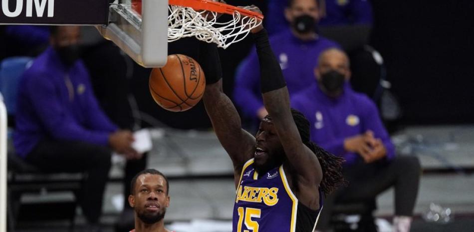 Montrezl Harrell, de los Lakers de Los Ángeles, encesta un mate en la primera mitad del juego de la NBA que enfrentó a su equipo con los Trail Blazers de Portland, en Los Ángeles. (AP Foto/Mark J. Terrill)