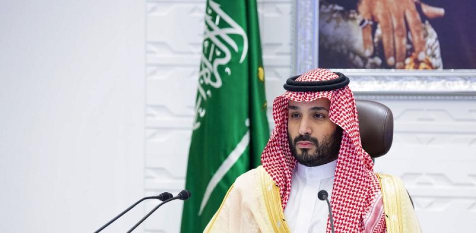 ARCHIVO - En esta imagen de archivo del domingo 22 de noviembre de 2020, el príncipe heredero de Arabia Saudí, Mohamed bin Salman, participa en una cumbre virtual del G20, en Riad, Arabia Saudí. (Bandar Aljaloud/Palacio Real Saudí vía AP, archivo)