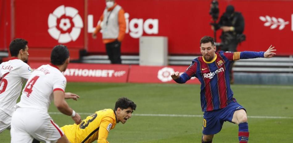 Lionel Messi del Barcelona anota un gol en el encuentro de la liga española ante el Sevilla de este sábado 27 de febrero del 2021.