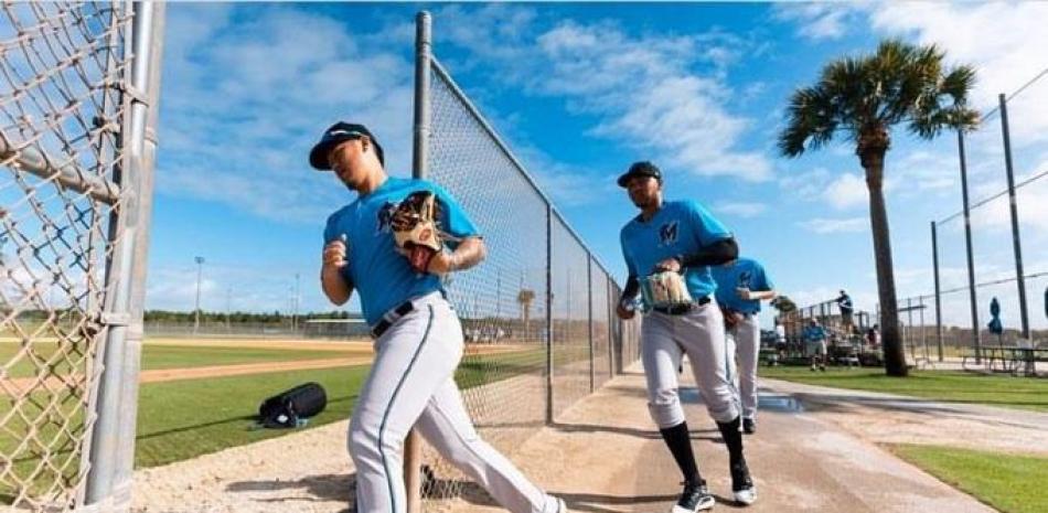 Varios jugadores de los Marlins mientras se aprestaban a entrar al parque para continuar con su preparación con miras a la próxima temporada de Grandes Ligas.