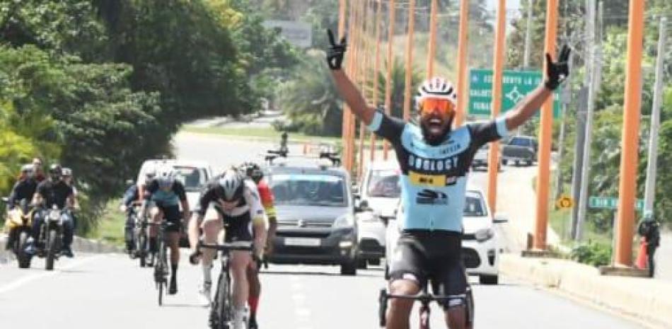 Edwin Morel muestra su euforia al llegar a la meta como el gran ganador de la sexta etapa de la versión 42 de la Vuelta Ciclista Independencia.