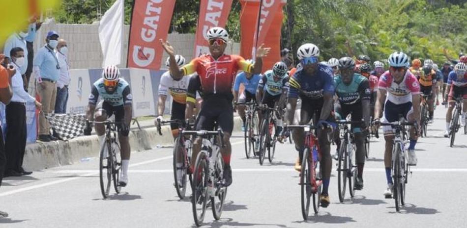 César Marte abre los brazos en señal de triunfo durante la llegada al Higuero en la celebración de la quinta etapa de la Vuelta Ciclista Independencia Nacional.