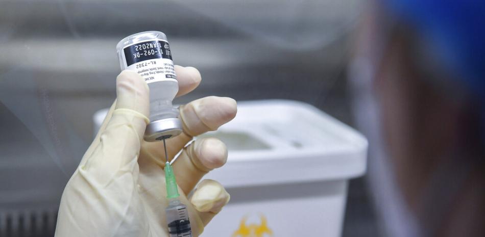 Una enfermera llena una jeringa con una vacuna de Pfizer-BioNTech contra el COVID-19 en el Centro Médico Nacional durante la vacunación contra el coronavirus, en Seúl, el 27 de febrero de 2021.

Foto: Song Kyung-Seok/ AP