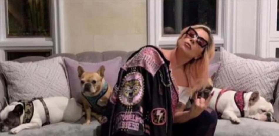 Lady Gaga recuperó ilesos a los dos bulldogs que le robaron tras un asalto el pasado miércoles en el que el paseador de perros de la estrella recibió un disparo.