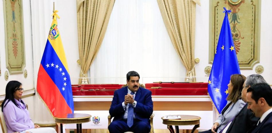 Fotografía de archivo del folleto, tomada el 18 de enero de 2019 y publicada por la presidencia venezolana, muestra al presidente Nicolás Maduro reunido con agregados de negocios de las embajadas de la Unión Europea en Caracas. Venezuelan Presidency / AFP