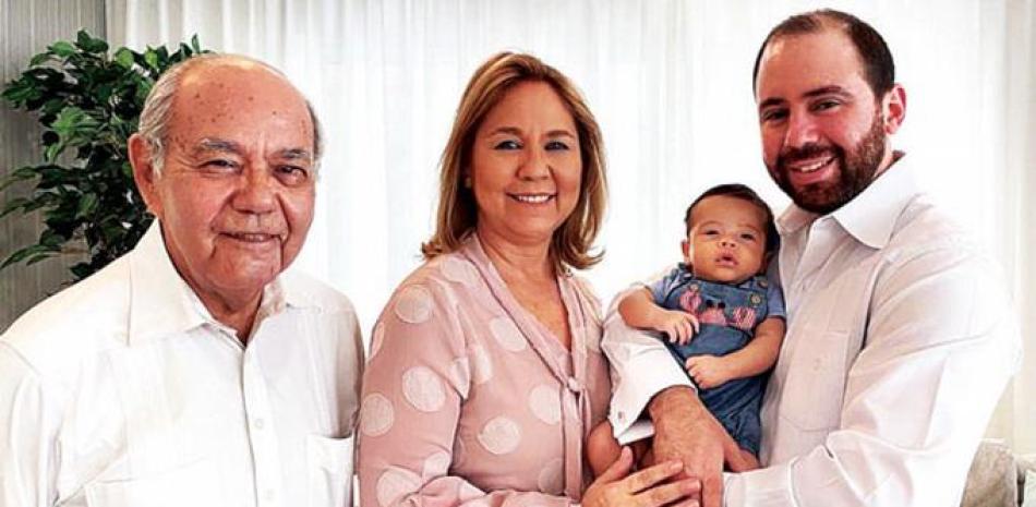 El doctor Ríos Faxas ha brindado sus cuidados a Didi Ríos, su hija; Manuel (Manny) Torreira Ríos, su primer nieto, y a Manuel Antonio Torreira, su bisnieto de dos meses de nacido.