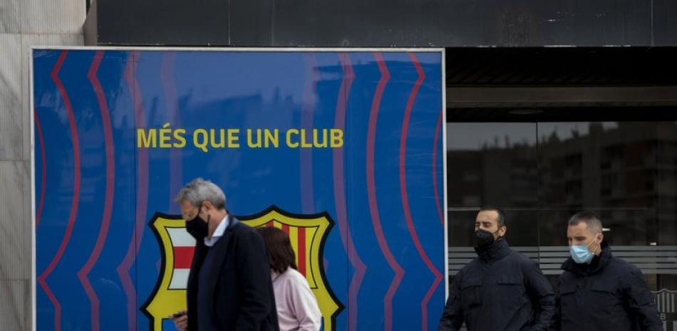 Agentes de la policía catalana afuera de las oficinas del FC Barcelona, este lunes, 1 de marzo de 2021, en Barcelona.