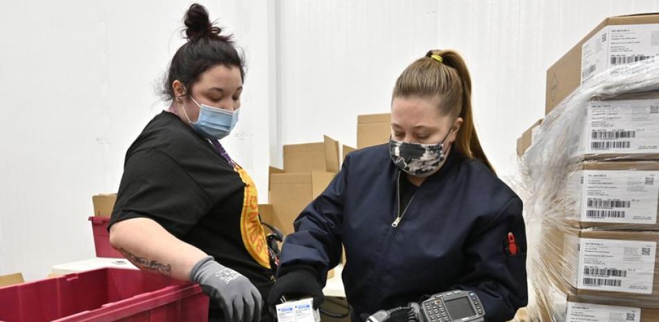 Dos trabajadoras preparan vacunas contra el coronavirus el 1 de marzo del 2021, en Shepherdsville, Kentucky. (AP foto/Timothy D. Easley, Pool)
