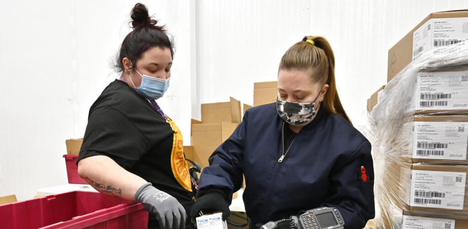 Dos trabajadoras preparan vacunas contra el coronavirus el 1 de marzo del 2021, en Shepherdsville, Kentucky.

Foto: AP/ Timothy D. Easley