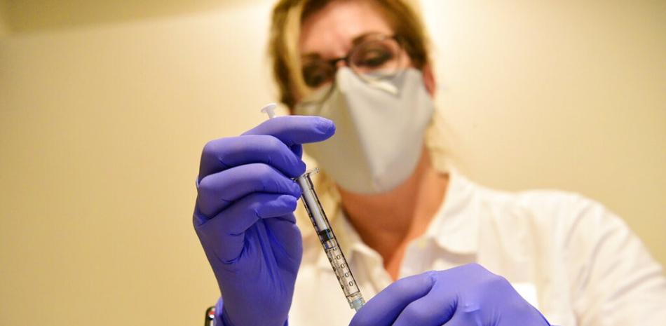 Esta fotografía de archivo de septiembre de 2020, facilitada por Johnson & Johnson, muestra a una farmacóloga que se dispone a aplicar una vacuna experimental contra el COVID-19.

Foto: Johnson & Johnson/ AP