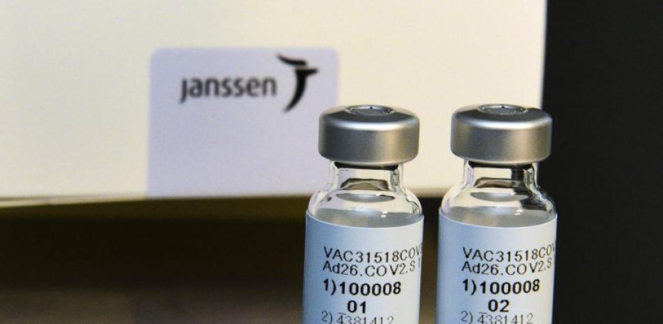 La foto de septiembre de 2020 distribuida por Johnson & Johnson muestra la vacuna investigativa Janssen contra el COVID-19. La vacuna largamente esperada aparentemente necesita una sola dosis, aunque no parece ser tan efectiva como las de dos dosis.

Foto: Cheryl Gerber/Johnson & Johnson/ AP