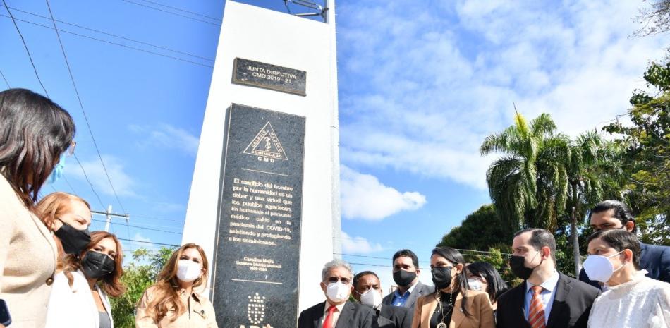 Carolina Mejía junto al presidente del Colegio Médico Waldo Ariel Suero inauguran el monumento a los médicos. / Fotos: Raúl Asencio / Listín Diario