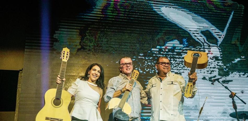 Tanja de los Rios, Miguel Schaupp y Luis Framcis en el nuevo escenario de Hard Rock Café Punta Cana.