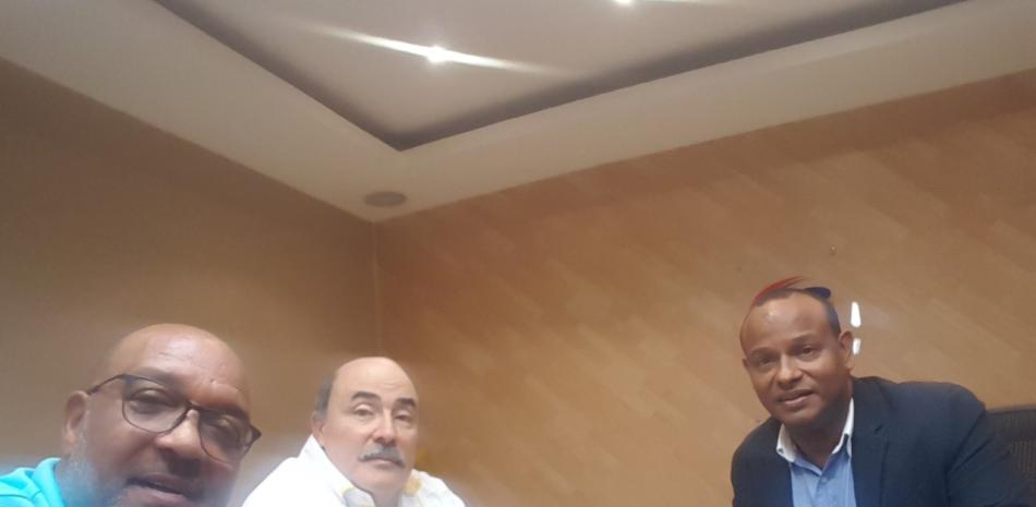 Andrés Osiris Tejeda y Miguel Reyes, presidente y primer vocal de La Federación Dominicana de Remo y  Canotaje, junto a Gilberto García, secretario general del Comité Olímpico Dominicano (COD)
