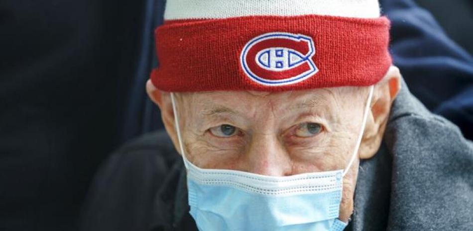 Remo Lisi, de 88 años, espera en la fila para ser vacunado contra el COVID-19 en el Estadio Olímpico, en el inicio de la campaña de vacunación a gran escala en la provincia de Quebec, basándose en la edad, el lunes 1 de marzo de 2021, en Montreal.

Foto: Paul Chiasson/The Canadian Press/ AP