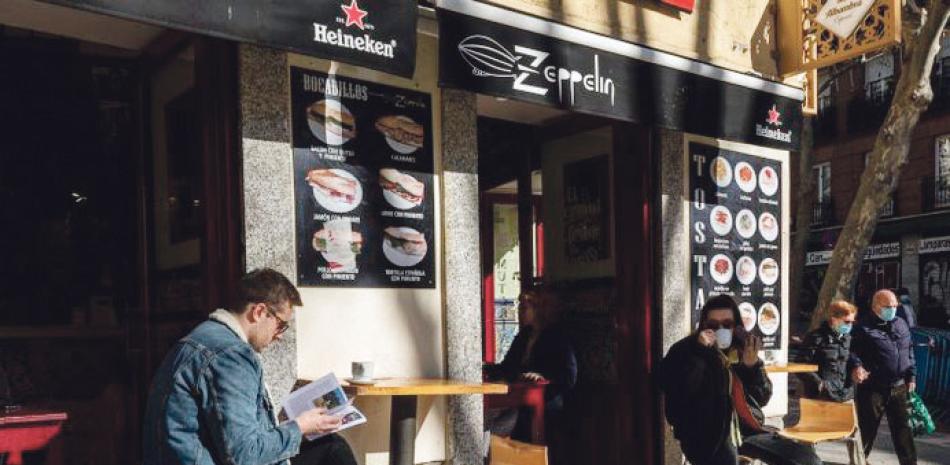 Unas personas desayunan en un restaurante cerca del mercado el Rastro, en Madrid AP/
