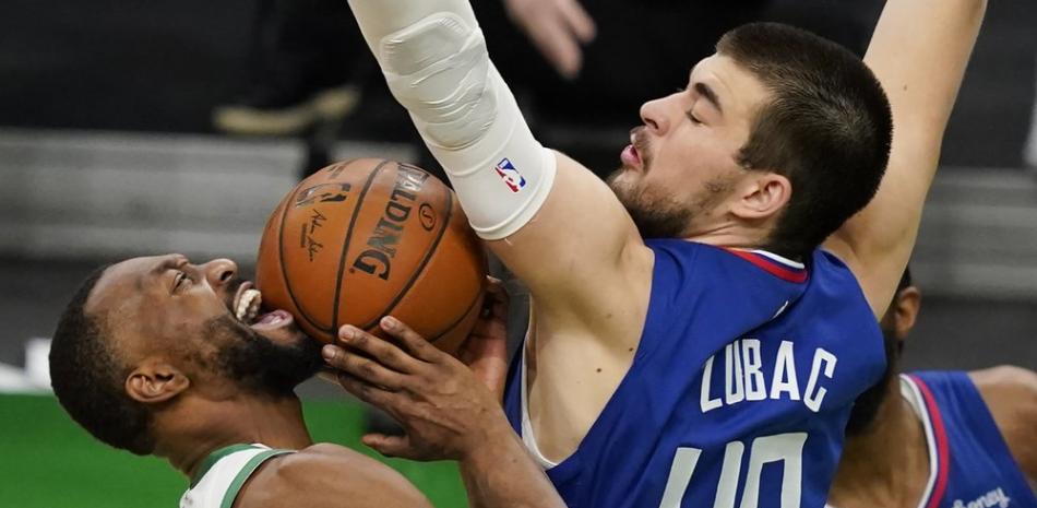 El pívot de Los Angeles Clippers, Ivica Zubac (40), bloquea un intento de tiro del escolta de los Boston Celtics, Kemba Walker, en el último cuarto de un partido de baloncesto de la NBA, el martes 2 de marzo de 2021, en Boston.