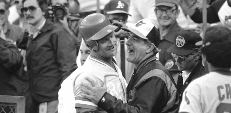 Foto del 10 de julio de 1984, George Brett de los Reales de Kansas City felicita al mánager Joe Altobelli en el Juego de Estrellas en San Francisco. El miércoles 3 de marzo del 2021, los Orioles de Baltimore confirman el fallecimiento de Altobelli a los 88 años. Llevó al equipo a su último título de Serie Mundial en 1983.