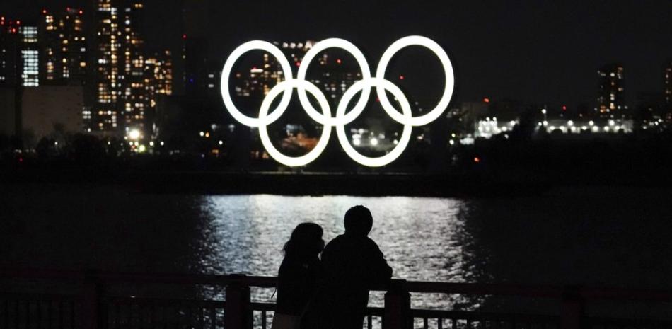 Una pareja frente al despliegue de los anillos olímpicos en el distrito de Odaiba en Tokio, este miércoles 3 de marzo de 2021.
