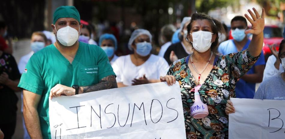 Trabajadores de salud del Instituto Nacional de Enfermedades Respiratorias y del Ambiente reclaman suministros afuera del hospital en Asunción, Paraguay, el miércoles 3 de marzo de 2021.

Foto: AP/Jorge Saenz
