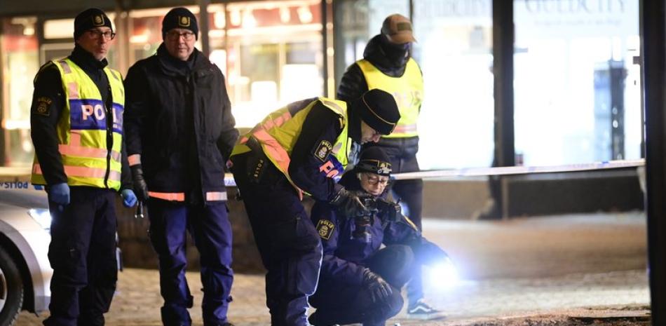 Policías revisan una zona en la que varias personas fueron atacadas en Vetlanda, Suecia, el miércoles 3 de marzo de 2021. (Mikael Fritzon/TT News Agency via AP)