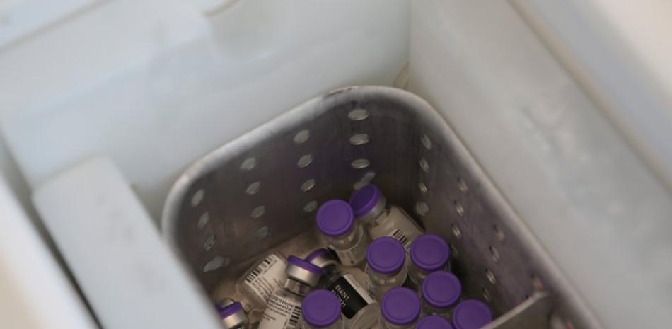 Dosis de la vacuna contra COVID-19 están en una hielera antes de ser administradas a trabajadores de la salud en la base militar de Querétaro, México, el jueves 24 de diciembre de 2020.

Foto: AP/Ginnette Riquelme