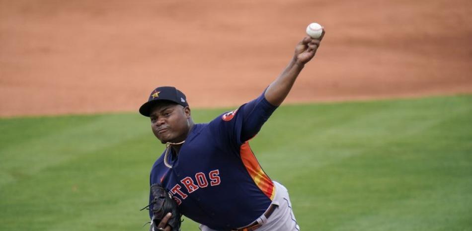 El pitcher de los Astros de Houston Framber Valdez lanza en un juego de pretemporada contra los Mets de Nueva York.