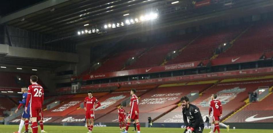 El arquero de Liverpool Alisson reacciona tras el gol de Mason Mount para que Chelsea se impusiera 1-0 en el partido de la Liga Premier inglesa, este jueves 4 de marzo de 2021.