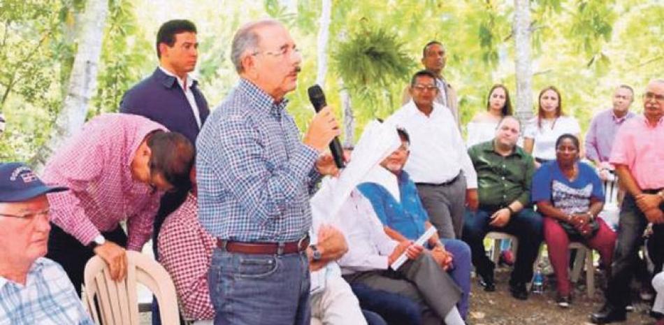 Danilo Medina durante la primera visita sorpresa a agricultores de Iguana, Baní, en junio de 2016. ARCHIVO