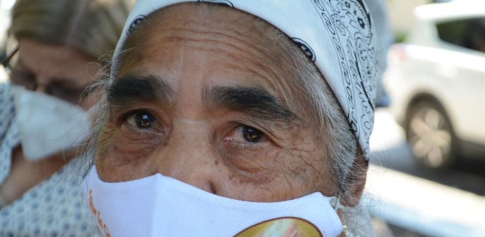 Hortensia Peralta, de 80 años, cuando esperaba para ser vacunada en un centro de Santiago. ONELIO DOMÍNGUEZ/