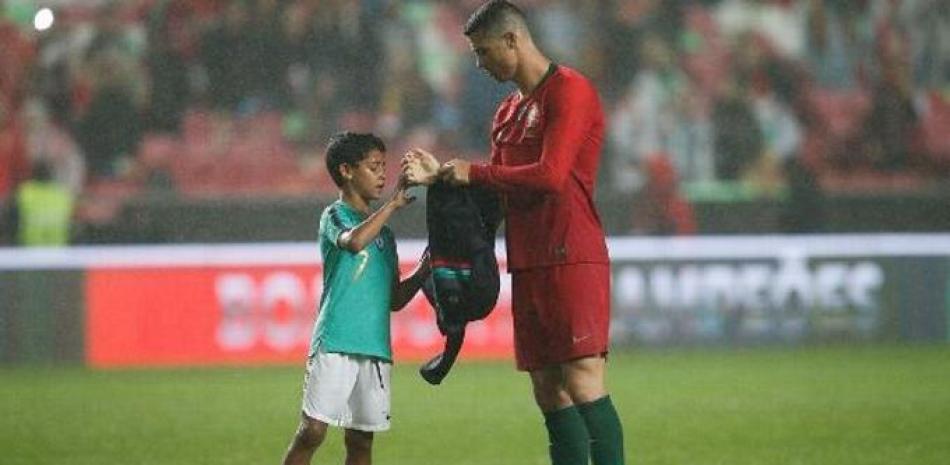 Cristiano Ronaldo junto a su hijo durante la Copa Mundial del 2018.