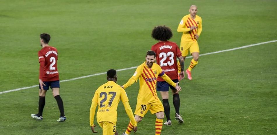 Moriba Kourouma Kourouma, del Barcelona, festeja con Lionel Messi, tras anotar el segundo gol ante Osasuna, en un encuentro de La Liga, realizado el sábado 6 de marzo de 2021.