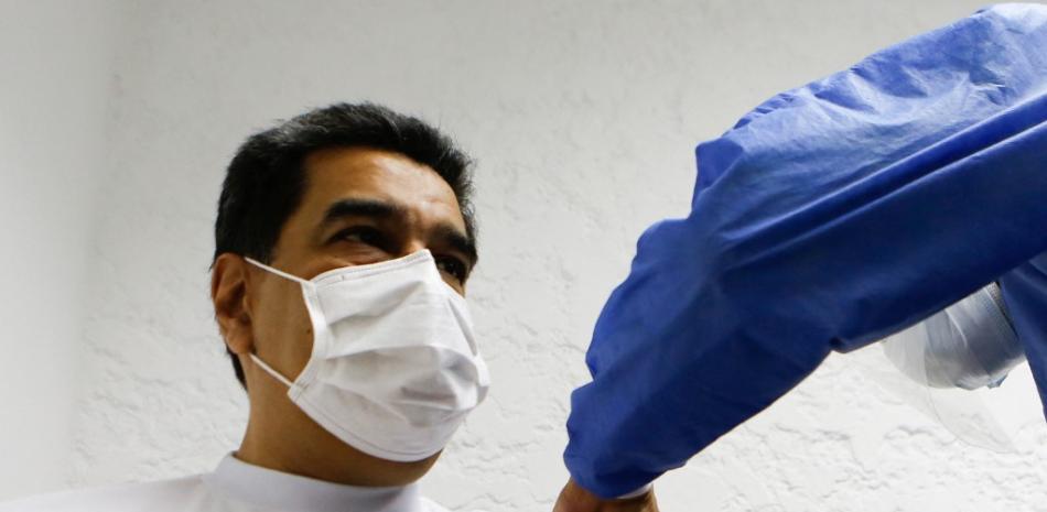 Maduro al recibir la primera dosis de la vacuna. Fotografía de la Agencia AFP.