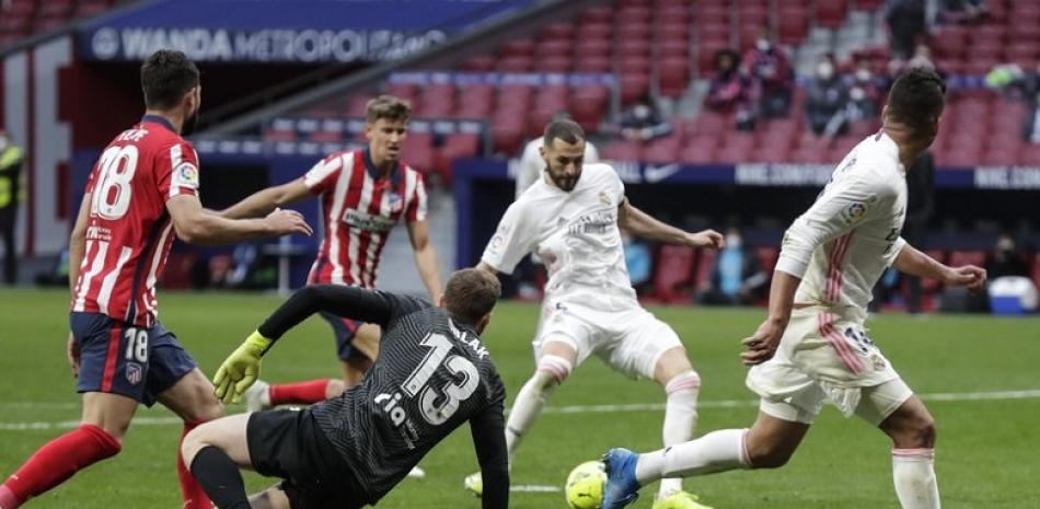Karim Benzema anota el gol que le dio al Real Madrid el empate 1-1 contra el Atlético de Madrid en el partido por la Liga española. (AP Foto/Manu Fernández)