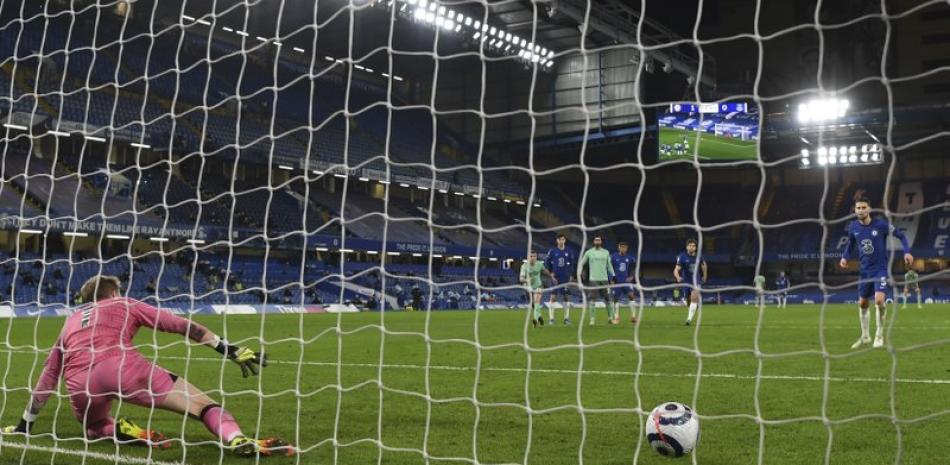 Jorginho engaña al arquero y anota de penal el segundo tanto de su equipo en la victoria 2-0 del Chelsea sobre Everton en Londres el 8 de marzo del 2021.