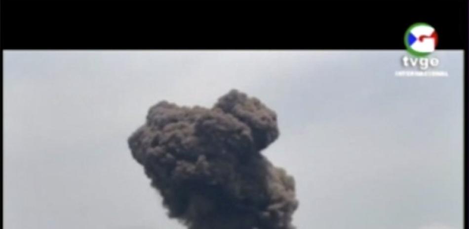 En esta imagen tomada de un video de TVGE se ven columnas de humo que salen de un cuartel militar donde se produjo una explosión, el domingo 7 de marzo de 2021, en Bata, Guinea Ecuatorial. (TVGE vía AP)