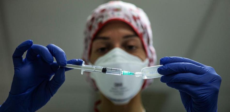 Una enfermera se dispone a inyectar una vacuna contra la covid-19. EFE/Enric Fontcuberta/Archivo