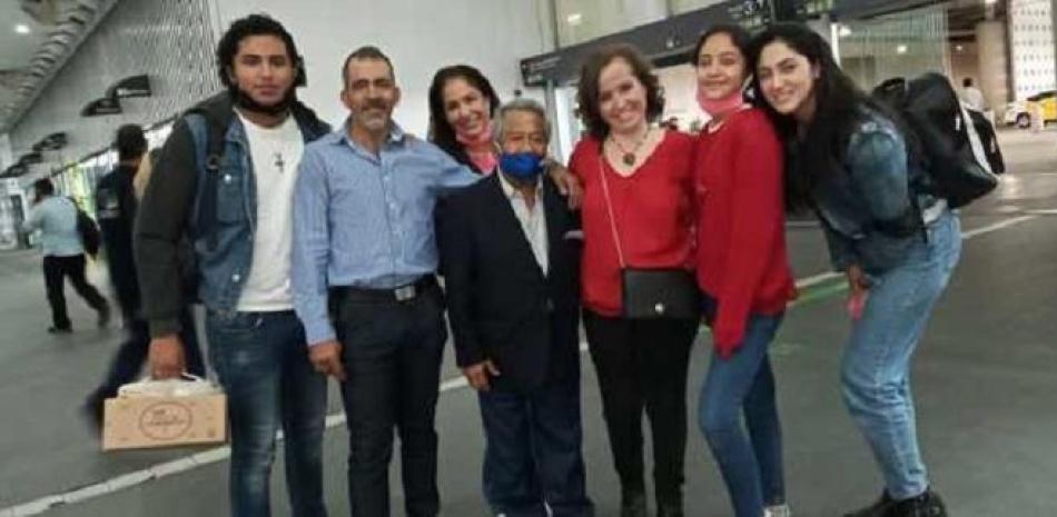 Rodrigo y Armando Manzanero junto a otros familiares. (Facebook/Rodrigo Manzanero).