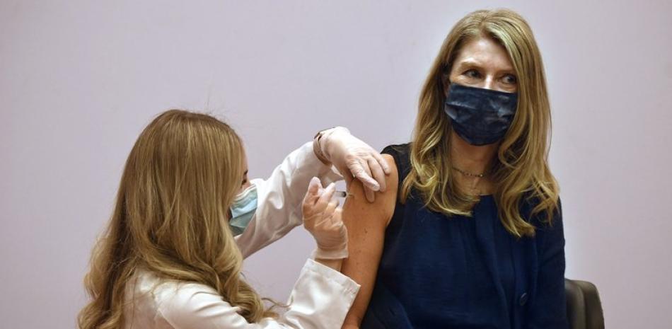 o del 2021. (AP Photo/JUna persona recibe la vacuna contra el coronavirus en Hartford, Connecticut el 3 de marzo del 2021. (AP Photo/Jessica Hill)essica Hill)