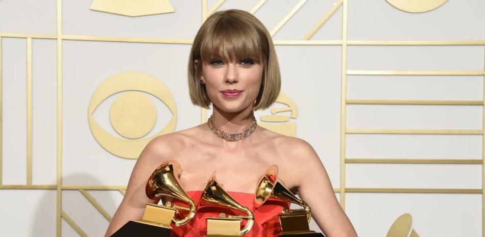 Taylor Swift posa en la sala de prensa tras ganar los premios Grammy al álbum del año y mejor álbum pop vocal por "1989", y mejor video musical por "Bad Blood", el 15 de febrero de 2016 en Los Ángeles. (Foto por Chris Pizzello/Invision/AP, Archivo)