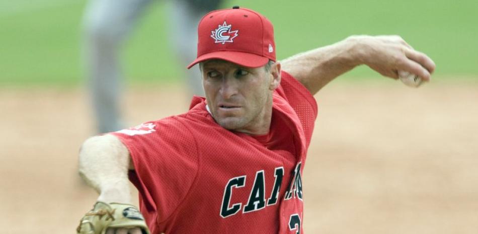 Foto del 13 de agosto del 2008, Rheal Cormier lanza con la selección de Canadá en los Juegos Olímpicos de Beijing. El lunes 8 de marzo del 2021, los Filis confirman el fallecimiento del pitcher a los 53 años por cáncer.