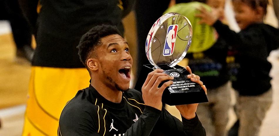 Giannis Antetokouumpo fue el ganador del trofeo al Más Valioso