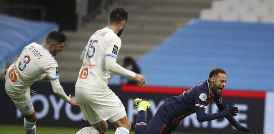 Neymar del Paris Saint-Germain cae al piso tras una falta de Álvaro González. (AP Foto/Daniel Cole)