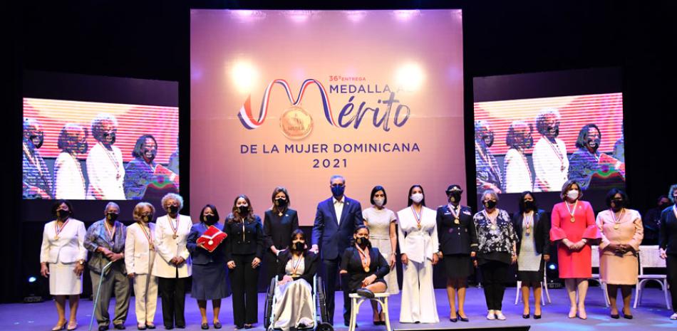 El presidente Luis Abinader entregó la Médalla al Mérito en una ceremonia en el Teatro Nacional, con motivo del Día Internacional de la Mujer. FOTOS RAUL ASENCIO/LD