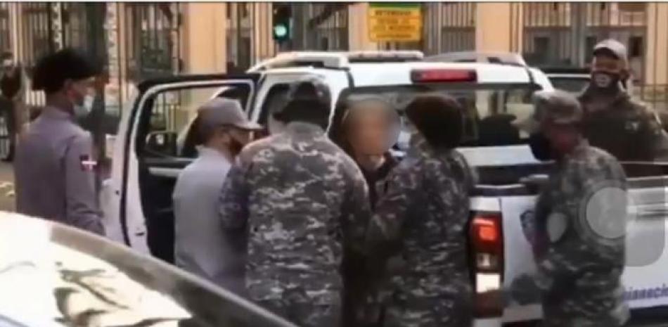 Agentes arrestan a Wendy Josefina Hernández tras su protesta.