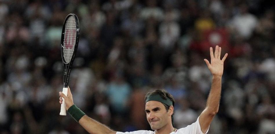 En esta foto el 7 de febrero de 2020, Roger Federer saluda al público tras vencer a Rafael Nadal en una exhibición en Ciudad del Cabo, Sudáfrica.